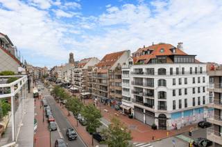 Sur l'avenue Lippens, en plein centre commerçant de Knokke-Heist, vous découvrirez cet appartement rénové avec 3 chambres à coucher et grande terrasse.<br /><br />Composition: hall d'entrée avec toilette, agréable séjour avec terrasse, cuisine équipée, débarras, 3 chambres à cocuher, bureau, 2 salles de bains.<br /><br />Cave et local à vélos.<br /><br />Possibilité d'acheter un parking. <br /><br />Découvrez la vidéo sur www.avantimmo.be<br /><br />Visites ? Uniquement sur rendez-vous avec Avantimmo au numéro 050 62 50 55.