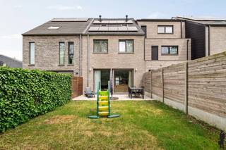 <p>Moderne en energiezuinige gezinswoning (±216 m²) met 6 slaapkamers, 3 badkamers en zonnige tuin in de gegeerde Elsdonk/Molenveldwijk</p>
<p>In de rustige en kindvriendelijke Bosmanstraat, midden in de populaire Elsdonk/Molenveldwijk in Edegem, bevindt zich deze recente en instapklare nieuwbouwwoning (oplevering 2021). De volledige straat bestaat uit recente nieuwbouwwoningen en beschikt over een gezellig pleintje met speeltuin, ideaal voor gezinnen met kinderen.</p>
<p>Deze ruime woning combineert hedendaags comfort, energiezuinig wonen en een praktische indeling met hoogwaardige afwerking. Dankzij de uitstekende energiescore (EPC A), ventilatiesysteem D, vloerverwarming op elke verdieping en regenwaterput geniet je hier van optimaal wooncomfort.</p>
<p>Troeven<br />- Recente nieuwbouwwoning (oplevering 2021)<br />- Eerste eigenaars<br />- Mogelijkheid tot aankoop aan 2% registratierechten<br />- EPC A<br />- Ventilatiesysteem D<br />- Vloerverwarming op elke verdieping<br />- ±216 m² bewoonbare oppervlakte<br />- 6 volwaardige slaapkamers<br />- 3 badkamers<br />- 3 toiletten<br />- Moderne, ruime keuken<br />- Lichtrijke leefruimte<br />- Gezellige zonnige tuin<br />- Laminaatvloeren op de verdiepingen met parketlook<br />- Oprit aanwezig<br />- Regenwaterput<br />- Kindvriendelijke en rustige buurt met speeltuintje</p>
<p>Ligging<br />Gelegen in de gegeerde Elsdonk/Molenveldwijk in Edegem, een rustige en residentiële buurt in de Antwerpse Zuidrand. Scholen, winkels, openbaar vervoer en belangrijke invalswegen bevinden zich vlakbij, met een vlotte verbinding naar Antwerpen en Brussel. De Bosmanstraat is volledig opgebouwd uit recente nieuwbouw, wat zorgt voor een aangename en moderne woonomgeving.</p>
<p>Indeling<br />Gelijkvloerse verdieping (±72 m²)<br />Via de ruime en lichtrijke inkomhal krijg je meteen een aangenaam gevoel van ruimte en licht. Rechts bevindt zich de moderne, volledig uitgeruste keuken. Links vind je de eerste badkamer met douche en toilet, gevolgd door praktische ingemaakte kasten. Verder kom je in de ruime en lichtrijke leefruimte met directe toegang tot de gezellige zonnige tuin, ideaal om te ontspannen of gasten te ontvangen.</p>
<p>Eerste verdieping (±72 m²)<br />Nachthal met drie ruime slaapkamers (ca. 12 m², 15 m² en 15 m²) en een badkamer uitgerust met ligbad, lavabo en toilet.</p>
<p>Tweede verdieping (±72 m²)<br />Ook deze verdieping beschikt over drie volwaardige slaapkamers (ca. 12 m², 15 m² en 15 m²) en een derde badkamer met douche, lavabo en toilet.<br /><br />Stedenbouwkundige info in aanvraag.</p>