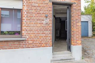 Op zoek naar een ruime gezinswoning op een centrale locatie in Sint-Amands? Deze halfopen bebouwing met 3 slaapkamers, garage en aangename tuin heeft heel wat te bieden! Dankzij de ligging vlak bij het centrum en op slechts enkele stappen van de Schelde geniet u hier van een ideale combinatie van rust, ruimte en bereikbaarheid.<br />Bij het binnenkomen verwelkomt de inkomhal met traphal u in de woning. Van hieruit bereikt u de ruime leefruimte, die naadloos aansluit op de ingerichte open keuken met gezellige eetplaats. Een fijne plek om samen te koken, te tafelen en te genieten!<br />Verder vindt u op het gelijkvloers een apart gastentoilet, een praktische berging/wasplaats en een comfortabele badkamer, uitgerust met een dubbele lavabo, douche en ligbad.<br />Ook buiten is het heerlijk vertoeven! Het gezellige, deels overdekte terras vormt de ideale plek om te ontspannen of gezellig te tafelen met familie en vrienden. De aansluitende tuin biedt voldoende ruimte om van het buitenleven te genieten. Het handige bijgebouw zorgt voor extra opbergmogelijkheden, terwijl de garage en carport het plaatje compleet maken.<br />Op de eerste verdieping geeft de centrale nachthal toegang tot drie slaapkamers. Via een volwaardige vaste trap bereikt u bovendien de zolderverdieping, die extra bergruimte en tal van mogelijkheden biedt.<br />De ligging is zonder twijfel een extra troef! U woont hier op wandelafstand van de prachtige Schelde, waar u heerlijk kunt wandelen en fietsen, en tegelijk vlak bij het gezellige centrum van Sint-Amands met zijn winkels, horeca en dagelijkse voorzieningen.<br />Een ruime gezinswoning met een fijne tuin, praktische indeling en een uitstekende ligging nabij de Schelde. Absoluut een bezoek waard!<br />Interesse? Contacteer ons voor meer informatie of een vrijblijvend bezoek via 03/283.84.84 of gert@ax-quality.be.