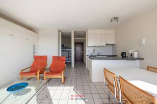 Deze ruime studio met breed terras biedt een mooie opportuniteit te Nieuwpoort-bad. Er is een inkomhal met vestiaire/bergkast; badkamer met ligbad, wastafel en toilet; grote woonkamer met open kitchinette; terras waarop u met zijn tweetjes van de zon kan genieten. Gemeubeld. EPC-waarde: 199 (Label B).<br />Er is bovendien een gemeenschappelijke fietsenstalling in de residentie.<br />
