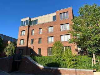 <p><span>Recent en energiezuinig 1 slaapkamer appartement op uiterst centrale locatie</span></p><p><span> </span></p><p><span>Ontdek dit quasi nieuwbouwappartement met één slaapkamer, gelegen in het hart van Hasselt, <br />in de gegeerde wijk Quartier Bleu. Dit modern appartement, gebouwd in 2020, combineert <br />hedendaags comfort met een uitstekende ligging.</span></p><p><span>Bij het betreden van het appartement valt meteen de hoogwaardige afwerking en het gebruik<br />van de nieuwste technieken op. Zo geniet je van aangename vloerverwarming op basis van <br />een energiezuinige warmtepomp, wat zorgt voor optimaal wooncomfort en lage energiekosten. <br />Daarnaast is het appartement uitgerust met een ventilatiesysteem voor een gezond binnenklimaat.</span></p><p><span>De inrichting is hedendaags en strak, met een warme uitstraling die meteen een thuisgevoel creëert. <br />Dankzij de grote raampartijen is het appartement bovendien bijzonder lichtrijk.</span></p><p><span>De stijlvolle keuken is volledig geïnstalleerd en voorzien van alle nodige toestellen, <br />waaronder een vaatwasser, keramische kookplaat, koelkast en dampkap. <br />Ideaal voor wie graag kookt in een moderne en praktische omgeving.</span></p><p><span>Dankzij de centrale ligging in Quartier Bleu bevind je je op wandelafstand van winkels, <br />restaurants en het bruisende stadsleven van Hasselt.</span></p><p><span>Dit appartement vormt de ideale uitvalsbasis voor een jonge starter of een investeerder op zoek<br />naar een mooi rendement.</span></p><p><span> </span></p><p><span>Het gebouw beschikt over een gemeenschappelijke fietsenberging.</span></p><p><span>Binnen het gebouw zijn er nog autostaanplaatsen vrij aan te kopen. </span></p>