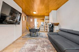 Deze gezellige woning bevindt zich in een residentiële wijk in Ekeren. Winkels, scholen en het openbaar vervoer zijn allen in de nabije omgeving terug te vinden. U betreedt de woning via de inkomhal dewelke onmiddellijk toegang geeft tot de woonkamer en keuken. Verder vindt u op de gelijkvloerse verdieping de badkamer en veranda terug. De houten trap in de woonkamer brengt u naar de eerste verdieping waar zich 2 volwaardige slaapkamers, voorzien van ingemaakte kasten, bevinden. Achteraan de woning bevindt zich een kleine koer die rechtstreeks toegang verleent tot de garage aan de achterzijde van het perceel.