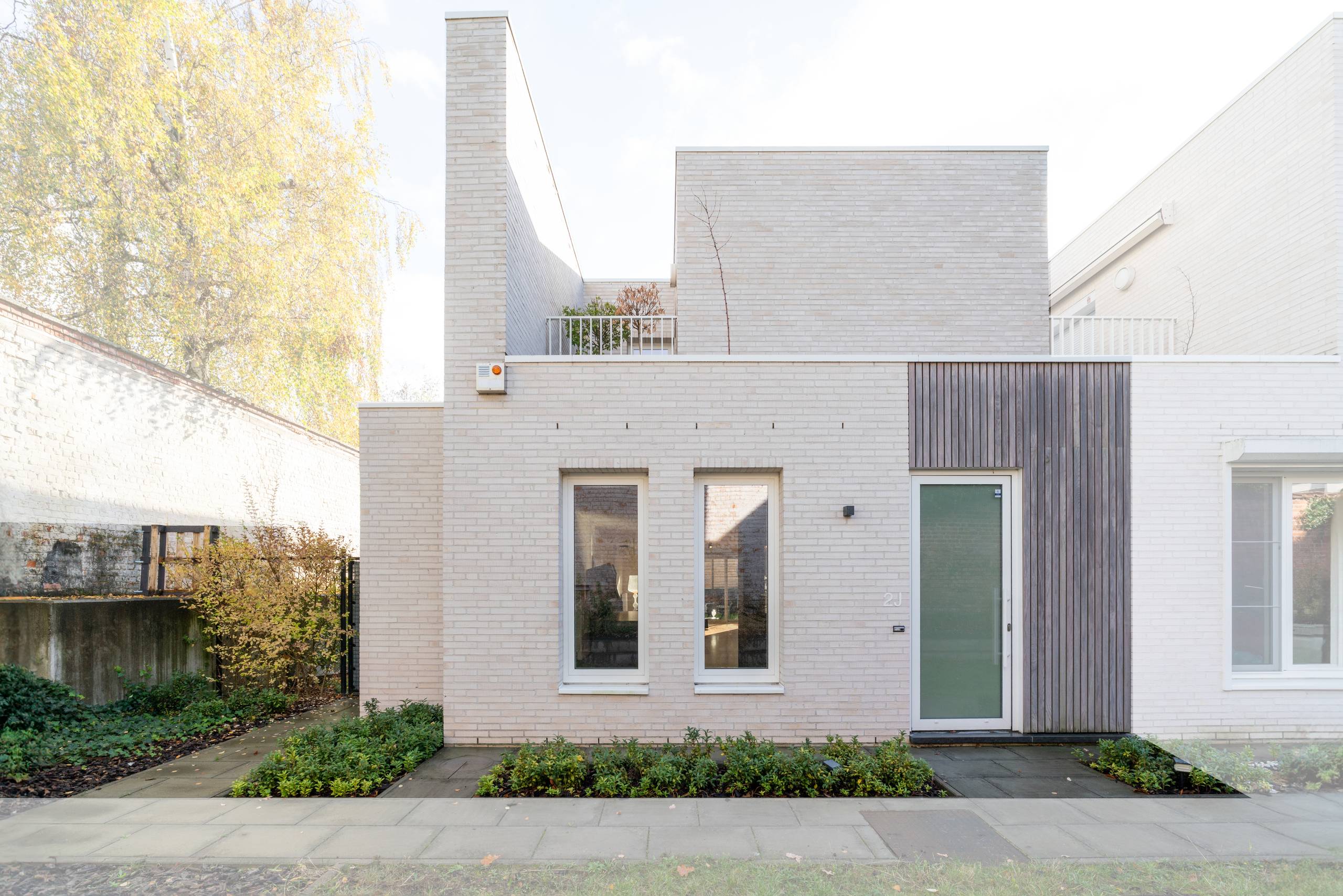 Halfopen huis in nieuwstaat met garage - foto 1