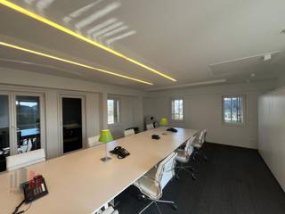 Dit moderne kantoor van 86 m² ligt op een absolute toplocatie, vlak naast de oprit van de <strong>E40 </strong>in Sint-Denijs-Westrem. Voor het gebouw stopt ook een bushalte met rechtstreekse verbinding naar het station Gent-Sint-Pieters.<br /><br />Gelegen op de 2e verdieping, omvat de ruimte een <strong>open werkplek</strong>. Voorzieningen omvatten computervloeren, ledverlichting, airconditioning, mechanische ventilatie en verwarming/koeling via VRV-units. Meubilair kan optioneel worden overgenomen. Het gebouw beschikt over toegangscontrole met badge, een parlofoon, brandalarm, sanitair per verdieping en een lift. Rondom het gebouw zijn er tevens verschillende parkeerplaatsen en er kan 1 ondergrondse parkeerplaats worden gehuurd. <br /><br />Voor meer informatie, een vrijblijvend plaatsbezoek of het lastenboek, neem contact op met <strong>PANORAMA B2B GENT KANTOREN</strong> via <strong>09 225 09 02</strong>.