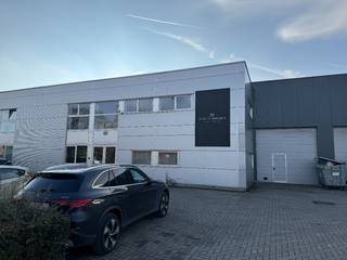 Standingvol bedrijfsgebouw op een ruim perceel grond van 954m², uitstekend gelegen in KMO-park "EX-TRA ZUID" te Gentbrugge.Ruime mogelijkheden;...