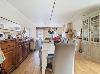 <p><span>CO IMMO VERKOOPT TE RENOVEREN 3-GEVEL OP TOPLOCATIE IN STEENOKKERZEEL!</span></p><p><span> </span></p><p><span> </span></p><p><span>Te renoveren 3-gevelwonig op 2 percelen goed voor samen 7a 35ca, gelegen in een rustige straat in Steenokkerzeel. </span></p><p><span> </span></p><p><span>Via de inkomhal met apart toilet, trap en nis voor vestiaire komen we in de leefruimte. Verder hebben we op het gelijkvloers een praktische en gezellige ontbijthoek en keuken met zicht op de tuin. Op de verdieping zijn 2 ruime slaapkamers, bureau en badkamer. Met de uitklapbare trap is ook de zolderkamer bereikbaar die kan dienen als extra slaapkamer. </span></p><p><span>De woning is deels onderkelderd en beschikt over een ruime garage van 40m2. </span></p><p><span> </span></p><p><span>Troeven: </span></p><p><span>- Dubbele beglazing PVC 2022;</span></p><p><span>- Condenserende ketel op gas 2015;</span></p><p><span>- 8 Zonnepanelen 2024;</span></p><p><span>- EPC D. </span></p><p><span> </span></p><p><span>Stedenbouwkundige inlichtingen in aanvraag. </span></p><p><span> </span></p><p><span>Contacteer ons nu voor een bezoek via <span>info.steenokkerzeel@co-immo.be</span></span><span> ! </span></p><p><span> </span></p>