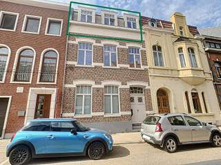 Appartement moderne en attique avec une belle terrasse en centre-ville ! L'appartement est situé dans une rue calme du centre-ville de Tirlemont...
