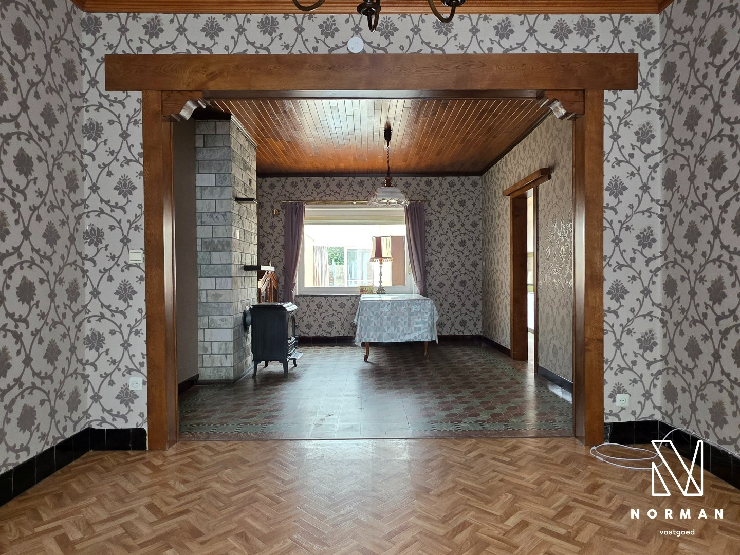 Centraal gelegen te renoveren woning te Kuurne met grote garage en uitweg achteraan het perceel. - foto 4