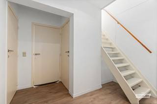 Op een goed gelegen locatie in Oostende (mobiscore 9,2/10) vindt u dit verzorgde opbrengsteigendom, een karaktervol hoekgebouw met drie volledig vergunde appartementen. Het geheel vormt een stevige instapklare basis voor wie op zoek is naar een rendabele vastgoedbelegging. 💼<br /><br />Twee van de drie appartementen zijn vandaag reeds verhuurd aan kwalitatieve huurders die stipt betalen en zorg dragen voor hun woning — een stabiele verhuursituatie die meteen rendeert. <br /><br />Elk appartement beschikt over zijn eigen individuele verwarming met een condenserende gasketel (geplaatst tussen 2018 en 2020), zodat de entiteiten volledig afzonderlijk verwarmd worden en de verbruikskosten per huurder lopen. De nieuw opgemaakte EPC's leveren één label B en twee labels C op — een sterke troef met het oog op de verhuurbaarheid en de energienormen van de komende jaren. ⚡<br /><br />Ook op juridisch en administratief vlak is het dossier in orde: de drie appartementen zijn vergund, elk conform de Vlaamse Wooncode, het gebouw kreeg een gunstig brandveiligheidsadvies van de stad en er zijn geen bouwovertredingen. Dat geeft u als investeerder meteen rust en zekerheid. ✅<br /><br />Kortom: een verzorgde, energiezuinige opbrengsteigendom met drie afzonderlijke entiteiten, recent gerenoveerd — een interessante opportuniteit voor zowel de ervaren als de startende investeerder. 🏢<br /><br />