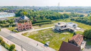 Op dit ruime villaperceel met een oppervlaktes van 555 m² krijg je alle vrijheid om jouw ideale thuis te realiseren. Dankzij de flexibele stedenbouwkundige voorschriften, met mogelijkheden voor één of twee bouwlagen en een vlak of hellend dak, ontwerp je een woning die perfect aansluit bij jouw woonwensen.

Deze bouwgronden voor open bebouwing zijn zuidwest georiënteerd. Hier bouw je geen standaardwoning, maar een thuis die volledig afgestemd is op jouw manier van leven. Samen met Hyboma werk je een woning op maat uit, in de stijl die bij jou past en met de vrijheid om een eigen architect te kiezen.
Dankzij de huidige energienormen en duurzame bouwtechnieken woon je comfortabel, toekomstgericht en energiezuinig.

Deze nieuwe verkaveling grenst aan het Krommebeekbos, een unieke troef die wonen hier bijzonder maakt. Dagelijks geniet je van rust, natuur en ruimte, terwijl de stad toch vlakbij blijft. Voor boodschappen, scholen, sportfaciliteiten en openbaar vervoer hoef je nooit ver en dankzij de vlotte verbindingen en het station van Roeselare op 2 km geniet je bovendien van een uitstekende bereikbaarheid.

Zie jij jezelf hier al wonen? Contacteer nieuwbouwadviseur Francis voor meer informatie of maak een afspraak om de mogelijkheden van deze villapercelen te ontdekken.
Je vindt deze bouwgronden naast Beversesteenweg 262.