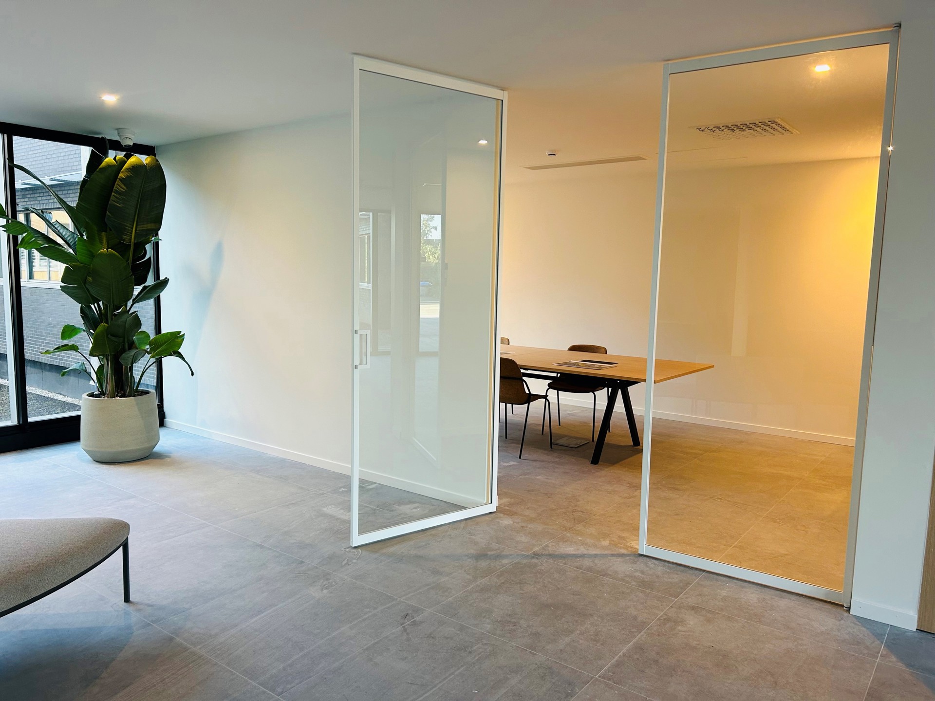 Kantoorruimtes vanaf  216m² op de gelijkvloerse  te huur - foto 3