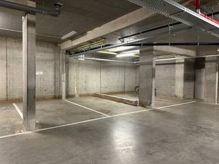 Le parking d'une superficie de 12,5 m² est situé au sous-sol de l'immeuble résidentiel Residentie L'Estrade, stratégiquement situé à l'angle de la Rapertingenstraat et de la Luikersteenweg, juste à l'extérieur du périphérique principal de Hasselt. Grâce à cet emplacement idéal, vous bénéficierez d'une excellente accessibilité, à la fois au centre-ville et aux principales routes d'accès.<br /><br />Une place de parking privée offre non seulement un confort supplémentaire, mais constitue également un excellent investissement. Idéal pour les résidents de la région pour leur propre usage, mais aussi comme investissement.<br /><br />Vous recherchez une place de parking comme celle-ci ? Alors n'hésitez pas à nous contacter.<br /><br />Registre des mesures: non