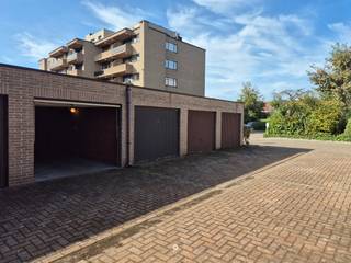 <p><span>SAINT-NICOLAS</span><span> - Vous cherchez un garage à louer à Saint-Nicolas, près du centre-ville ? Alors cette annonce pourrait vous intéresser !</span></p><p><span> </span></p><p><span>Principaux atouts</span></p><ul><li><span>Situation centrale </span></li><li><span>Box très spacieux avec électricité</span></li></ul><p><span> </span></p><p><span>Le box est équipé d'une porte basculante métallique et se trouve dans le complexe de garages de la rue Lavendelstraat , box numéro 4. </span></p><p><span> </span></p><p><span>Disponible</span><span>immédiatement </span></p><p><span>Loyer </span><span>mensuel€ 75 par mois.</span></p>