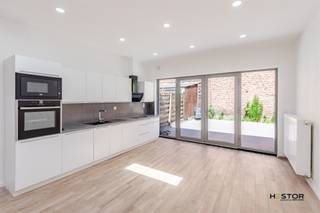 Bent u op zoek naar een gerenoveerde en instapklare woning in Sint-Niklaas? Dan is dit zeker iets voor u! U betreedt de woning via de inkomhal...