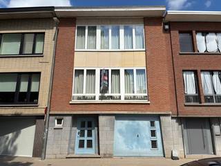 Op zoek naar een leuke woning met drie kamers en een tuin, vlakbij het centrum van Leuven? Interesse om samen te wonen met enkele van je vrienden? Dan is deze ruime woning, die plaats biedt voor 3 personen, een absolute must-see!<br /><br />Deze prachtige woning omvat op het <strong>gelijkvloers </strong>een inkomhal, een ruime garage, één slaapkamer, het gastentoilet en de technische bergruimte waar u ook de aansluitingen vindt voor de wasmachine en droogkast. Van hieruit hebt u ook toegang tot de tuin (N-W) en een overdekt terras dat uitgerust is met een wasdraad.<br /><br />Op het <strong>1e verdiep</strong> vinden we de ruime leefruimte en keuken.  De keuken is uitgerust met een  oven, keramische kookplaat, vaatwasser, dampkap en een dubbele wastafel.  Langs de schuifdeur hebt u toegang tot het terras en de tuin. <br />Het <strong>2e verdiep</strong> is voorzien van een badkamer met bad/douche combinatie, lavabo en een toilet. Daarnaast vinden we nog twee ruime kamers waarvan één met afgescheiden gedeelte heeft dat functie kan doen als dressing en bureel.<br />De <strong>garage </strong>biedt voldoende ruimte voor stockage, fietsen en afvalsortering. De woning heeft een fijne indeling en grote ramen die zorgen voor veel lichtinval. De Noordwest gerichte tuin is afgesloten met een natuurlijke haag die zorgt voor voldoende privacy.<br /><br />Gelegen net buiten de ring van Leuven, kent deze woning een topligging.  Zo hebt u een zeer goede verbinding met de E314/E40, het treinstation en het centrum van Leuven.<br />Vlakbij heeft u een beenhouwer, bakker en warenhuizen zoals Carrefour en Colruyt. Daarnaast beschikt u op deze locatie ook over een groene omgeving met het Michotte park en de Predikherenberg. <br /><br />De maandelijkse huurprijs is €1575 en  wordt verhuurd als hoofdverblijfplaats vanaf 01/09/26, voor minimum 3 jaar, <br />Lijkt deze mooie authentieke woning met 3 slaapkamers en tuin ideaal voor jou en enkele van je vrienden? Maak nu een afspraak via onze online agenda om het appartement te bezichtigen.<br /><br />CO-HOUSING IN DEZE WONING IS TOEGESTAAN MAAR NIET VOOR STUDENTEN (TENZIJ ONDER VOLGENDE VOORWAARDEN):<br />https://www.leuven.be/co-housing-samenhuizen