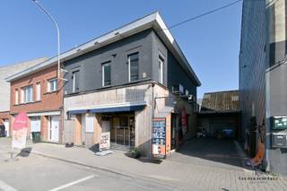 Ontdek deze unieke kans om eigenaar te worden van een goed draaiend handelspand mét woonst, gelegen op een absolute toplocatie: het Stationsplein...