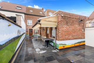 Op een uitstekende ligging, vlak bij alle commerciële voorzieningen, bevindt zich deze perfect onderhouden woning. De solide constructie...