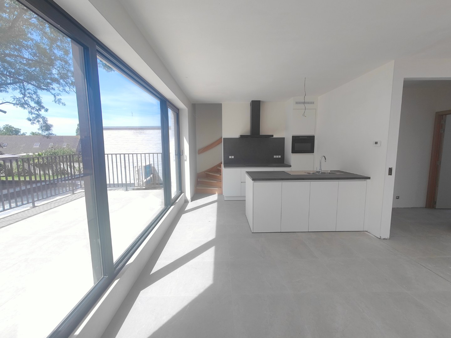 Afgewerkte woning met 3 slaapkamers & ruim zonnig terras + autostaanplaats en berging - foto 4