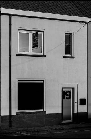 <p><span>Deze volledig gerenoveerde woning is gelegen in de Vlaanderenstraat, op fietsafstand van de Grote Markt van Oudenaarde, het station, de winkels, de bakker, scholen...</span></p><p><span> </span></p><p><span>Indeling </span></p><p><span>De woning omvat op het gelijkvloers een inkomhal, een dubbele leefruimte met open keuken (uitgerust met een spoelbak, oven, kookplaat, dampkap, vaatwasser en frigo). </span></p><p><span>Aanpalend aan de keuken is er een berging, apart toilet en een badkamer (met inloopdouche en lavabomeubel). Op de eerste verdieping bevinden zich 3 slaapkamers.</span></p><p><span>Verder beschikt de woning over een kelder en een grote, afgewerkte zolderruimte. </span></p><p><span>De woning geniet van een tuintje met terras en achteraan is er een autostaanplaats (toegang via achterliggende straat).</span></p><p><span> </span></p><p><span>Wat maakt deze woning interessant?</span></p><p><span>Gunstige ligging</span></p><p><span>Volledig gerenoveerd </span></p><p><span>Lichtarmaturen voorzien</span></p><p><span>Leuke zonnige tuin</span></p><p><span>Parkeerplaats</span></p><p><span> </span></p><p><span>Praktisch </span></p><p><span>Deze woning is beschikbaar vanaf 1/1/2026</span></p><p><span> </span></p><p><span>Meer foto's van de binnenkant volgen binnenkort.</span></p><p><span> </span></p><p><span>Vraag uw bezoek aan via onze site immodhondt.be</span></p><p><span> </span></p>