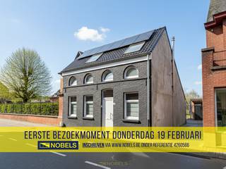 <span><span><strong>1ste bezoekdag donderdag 19 februari! Inschrijven kan via www.nobels.be onder referentienummer 4260566.</strong></span></span><br /><br />BETAALBARE HALFOPEN BEBOUWING, gelegen op een CENTRALE LOCATIE VLAKBIJ HET STATION van Eine en met een VLOTTE VERBINDING naar de N60. Deze woning biedt een MOOIE OPPORTUNITEIT voor wie een pand zoekt dat nog verder naar EIGEN SMAAK kan worden afgewerkt, en zo kan uitgroeien tot de IDEALE WOONST op een STRATEGISCHE LIGGING. Een extra troef is de aanwezigheid van 12 ZONNEPANELEN.  Daarnaast beschikt de woning over een RUIME GARAGE en een GROOT TUINHUIS, wat zorgt voor uitzonderlijk veel OPSLAG-/HOBBYMOGELIJKHEDEN.<br />Via de inkomhal betreedt u de gezellige eefruimte. Aansluitend bevindt zich een bureauruimte die eventueel ook dienst kan doen als gelijkvloerse slaapkamer! Achteraan vindt u de ingerichte keuken, een praktische berging en een ingerichte badkamer. Op de verdieping beschikt de woning over 2 ruime slaapkamers en een praktische zolderruimte.<br />Buitenshuis geniet u van een oprit, een groot terras, garage, extra bergruimte, een gezellige tuin en een veelzijdig tuinhuis.<br /><br />Beschikbaar bij akte<br /><br />Adres: Heurnestraat 17 te Eine (Oudenaarde)<br /><br />EPC: 365kWh/m², G-score en P-score C, Geen renovatieverplichting van toepassing 