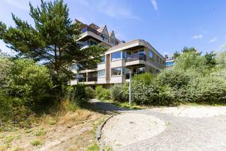 <strong>Knokke: Stijlvol gerenoveerd gelijkvloers appartement te koop met 3 slaapkamers en uniek zicht op het IJzerpark.</strong><br /><br />Op een uitstekende ligging in de Diksmuidestraat 38 te Knokke bevindt zich dit volledig gerenoveerde gelijkvloerse appartement, waar hoogwaardige afwerking, comfort en een uitzonderlijk groen uitzicht perfect samenkomen. Dankzij de centrale ligging bevinden winkels, restaurants, het strand en alle voorzieningen zich op wandelafstand, terwijl u thuis geniet van een oase van rust.<br /><br /><strong>Indeling: </strong><br />Inkomhal met inbouwkasten, gastentoilet, lichtrijke leefruimte met zicht op het Ijzerpark, comfortabele eethoek, open keuken, 2 volwaardige slaapkamers met inbouwkasten, 3de slaapkamer met ensuite douchekamer.<br /><br /><strong>Troeven: </strong>
<ul><li>Gerenoveerd met hoogwaardige materialen.</li><li>Lichtrijk. </li><li>Uniek en blijvend zicht op het IJzerpark.</li><li>Centrale ligging in Knokke op een paar min wandelen van Lichttorenplein, Vanbunnenplein, Kustlaan, Dumortierlaan.</li><li>Mogelijkheid om een inpandige parkeerplaats aan te kopen.</li></ul>
Meer informatie? Contacteer Ayita op 0496 13 43 12 of via ayita@eraservimo.be