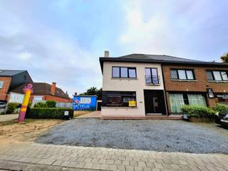 Mooie gerenoveerde gezinswoning in MeerhoutVia de inkomhal, waar ook een gastentoilet is, betreden we de gezellige leefruimte.De woonkamer met open...