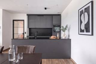 <p>KAREL OOMSSTRAAT 100 - 2018 ANTWERPEN</p>
<p>In het prestigieuze project Louise Marie bevindt zich dit stijlvolle appartement op de 10e verdieping, waar comfort, elegantie en een uitzonderlijke ligging samenkomen. Dankzij de grote raampartijen en de unieke hoogte geniet u hier dagelijks van een indrukwekkend vergezicht over Antwerpen.</p>
<p>Het appartement beschikt over twee volwaardige slaapkamers en een aangename leefruimte afgewerkt met elegante parkettegels, wat zorgt voor een warme en verfijnde uitstraling. Aansluitend bevindt zich het ruime terras van maar liefst 23 m², een zeldzame buitenruimte waar rust en uitzicht centraal staan.</p>
<p>Residentie Louise Marie biedt haar bewoners bovendien toegang tot een private fitnessruimte, wat bijdraagt aan het exclusieve wooncomfort van het gebouw.</p>
<p>Een autostaanplaats op niveau -2 is optioneel bij aan te kopen aan €35.000.</p>
<p>Het pand is momenteel verhuurd.</p>
<p>Een unieke opportuniteit voor wie op zoek is naar hedendaags wonen op hoog niveau, in het hart van Antwerpen.<br /><br /></p>
<p>Gelegen tussen de statige Karel Oomsstraat en de prestigieuze Desguinlei geniet deze locatie van een uitstekende bereikbaarheid en een centrale ligging in Antwerpen. De buurt combineert residentiële rust met de dynamiek van de stad, op wandelafstand van winkels, restaurants, openbaar vervoer en het bruisende Zuid.</p>
<p>Dankzij de onmiddellijke nabijheid van belangrijke invalswegen en de Antwerpse Ring is een vlotte verbinding gegarandeerd, zowel richting stadscentrum als naar Brussel en Gent. Daarnaast bevinden het stadspark, diverse sportfaciliteiten en culturele hotspots zich binnen handbereik.</p>
<p>Een gegeerde woonomgeving waar comfort, mobiliteit en stedelijke elegantie harmonieus samenkomen.</p>