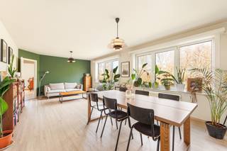 <p>In Residentie Zwaluwenhof op de grens van Hoboken en Hemiksem vinden we dit instapklaar appartement terug op de vierde verdieping van dit gebouw, opgericht in 1995. Het dak van dit gebouw werd recent nog bijgeïsoleerd. De maandelijkse kosten bedragen 123€/maand (syndicus, blokpolis, onderhoud algemeen, minuterie, lift, privatief water). Per maand wordt er ook 51,9€ gespaard in het reservefonds. Gelijkvloers is er een inpandige staanplaats verplicht mee aan te kopen voor 9.000 €.</p><p>Via de lift bereiken we dit aangename appartement met een praktische inkomhal met mogelijkheid om jassen en schoenen op te bergen. De leefruimte met open keuken baadt in het licht dankzij de vele grote ramen. De keuken is volledig uitgerust met oven, microgolf, elektr. kookplaat, dampkap, 1,5 spoelbak en vrijstaande koel- en vrieskast. Het werkblad is in laminaat. Naast de keuken vinden we een terrasje terug.</p><p>De leefruimte zelf is op laminaat en beschikt aan de ene zijde over een praktische berging. Hier vinden we ook de elektrische installatie (conform!) en de warmwaterboiler terug en de aansluiting voor wasmachine en droogkast. Via de nachthal is er toegang tot een zeer ruime master op laminaat. De tweede slaapkamer is ook voldoende ruim en voorzien van een rolluik. Er is een afzonderlijk toilet aanwezig met handenwasser. De badkamer tenslotte is voorzien van douche in bad en een ruim lavabomeubel met extra kastruimte.</p><p>Plan snel uw bezoek op dit prachtig appartement.</p>