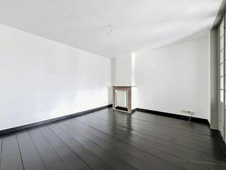 Troisième étage :<br />- espace de vie sur parquet avec cheminée authentique<br />- cuisine avec plaque vitrocéramique, hotte, réfrigérateur, four et de nombreux rangements.<br />- à côté de la cuisine se trouve la salle de bain avec douche, uniquement lavabo, meuble, sèche-serviettes et toilettes<br />- chambre d'environ 9 m² sur parquet<br /><br />Détails : <br />- ÉPC : C<br />- compteurs séparés pour le gaz, l'eau et l'électricité, 15 euros/mois de frais communs<br />- disponible immédiatement<br /><br />(ré) acheter ou (louer) louer ?<br />Si vous avez des questions, vous pouvez toujours nous contacter !<br />Dewaele