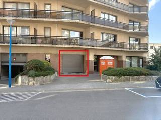 In the center of Sint-Idesbald (Koksijde), we find this commercial space (95 m²) with a spacious garage for sale. Very well located, close to...