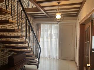 <p><span>Ruime eengezinswoning met 4 slaapkamers en tuin op gunstige locatie</span></p><p><span> </span></p><p><span>Deze woning treffen we aan te Kortessem en beschikt over een centrale ligging. De nodige<br />voorzieningen zijn makkelijk bereikbaar. De verbindingen zijn uitstekend. De woning is<br />gelegen langsheen de verbindingsweg tussen Tongeren en Hasselt en zowel de E313 en<br />E314 zijn makkelijk bereikbaar.<br /><br />De woning geniet een logische en praktische indeling. We onderscheiden het volgende:</span></p><p><span>Gelijkvloers:</span></p><p><span>Inkomhal met trap naar de eerste verdieping, gastentoilet, leefruimte met salon- en<br />eetkamergedeelte, open leefkeuken, ruime bijkeuken, berging, inpandige garage en een<br />veranda met uitzicht op de tuin.<br /></span><span>Eerste verdieping:</span></p><p><span>Nachthal, 4 slaapkamers van respectievelijk 17, 14.5, 13.5 en 10.5 m², badkamer voorzien<br />van een ligbad, wc, bidet en enkele lavabo</span></p><p><span> </span></p><p><span>De woning beschikt daarnaast over een zolder, bereikbaar via een luik in de kleinste slaapkamer.</span></p><p><span>Er is een kruipkelder aanwezig. Achteraan de woning treffen we een leuke tuin.<br /><br />Op vlak van technieken werden er reeds enkele vernieuwingen doorgevoerd:</span></p><p><span>* CV op aardgas (Viesmann ketel 2013)</span></p><p><span>* Hoogrendementsbeglazing in PVC-omkadering</span></p><p><span>* EPC kan worden verbeterd door dak- en/of muurisolatie</span></p><p><span> </span></p><p><span>Wenst U meer informatie over deze woning of een bezichtiging?<br />Contacteer ons via 012 26 22 05 of info@hetimmohuis.be</span></p>