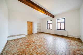 <p>We zijn verheugd u deze halfopen bebouwing aan te bieden die gerenoveerd moet worden, ideaal gelegen in het charmante dorp Marbisoux, dicht bij de voorzieningen van Villers-la-Ville (winkels, scholen, hoofdwegen, …). Op het gelijkvloers vindt u een inkomhal, een woonkamer, een eetkamer, een keuken met toegang tot het terras en een badkamer. De eerste verdieping beschikt over twee slaapkamers, een bureau of dressing, een apart toilet en een zolder die kan worden omgevormd tot extra leefruimte volgens uw wensen. Buiten beschikt de woning over een garage voor één wagen, een extra parkeerplaats, een terras en een groene, goed georiënteerde tuin.</p>
<p>Deze woning wacht enkel nog op uw project om haar nieuw leven in te blazen en haar volledige potentieel te onthullen.</p>
<p>Beschikbaar bij akte, EPC-score F, onmiddellijke aankoop mogelijk voor 215.000 euro, onder voorbehoud van aanvaarding door de eigenaar.</p>
<p>Voor andere exclusieve opportuniteiten nodigen wij u uit om rechtstreeks contact met ons op te nemen. Wij staan tot uw beschikking om u te begeleiden bij uw zoektocht naar een woning of investering, evenals bij de verkoop van uw eigendom: Gratis en vrijblijvende schatting.</p>