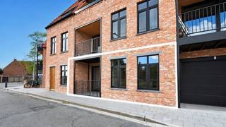 <span><span>In Residentie Het Zonnig Hoekje bevindt zich dit prachtige appartement op een rustige, groene locatie in het centrum van Diksmuide, op wandelafstand van de Grote Markt.<br /><br />Het appartement heeft een bewoonbare oppervlakte van circa 78 m² en beschikt over een aangename, lichtrijke leefruimte met aansluitend een zonnig terras van ruim 7 m².<br /><br />Indeling: inkomhal, apart toilet (met spoeling via regenwater), woonkamer met aansluitend terras, keuken, praktische berging, één ruime slaapkamer en badkamer.<br /><br /><u>Troeven:</u></span></span>
<ul>
<li><span><span>Rustige ligging op wandelafstand van het centrum;</span></span></li>
<li><span><span>Ruim en lichtrijk appartement;</span></span></li>
<li><span><span>Zonnig terras aansluitend aan de woonkamer;</span></span></li>
<li><span><span>Energiezuinig dankzij warmtepomp en zonnepanelen;</span></span></li>
<li><span><span>Vloerverwarming en mogelijkheid tot koeling in de zomer;</span></span></li>
<li><span><span>Gemeenschappelijke fietsenstalling.</span></span></li>
</ul>
<span><span>Interesse? Contacteer ons gerust voor meer informatie of om een bezoek ter plaatse in te plannen!</span></span>