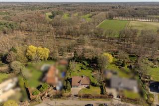 Perfect onderhouden villa palend aan natuurgebied in een doodlopende straat. * Gelijkvloers : inkomhal op keramische tegel, vestiaire, gastentoilet,...
