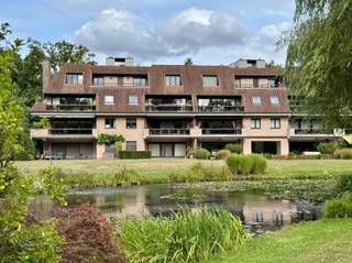 Wonen in alle rust, midden in een prachtig privédomein van 5 hectare aan de rand van de stad? Dit unieke appartement in De List biedt...