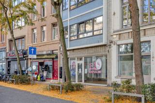 Het handelspand is gelegen in de Lange Beeldekensstraat in Antwerpen, op korte afstand van het stadscentrum. Antwerpen-Centraal, De Keyserlei, de Diamantwijk en verschillende belangrijke winkel- en horecastraten bevinden zich op wandelafstand. Ook winkels, openbaar vervoer en andere stedelijke voorzieningen zijn ruim aanwezig in de onmiddellijke omgeving. Deze ligging maakt het pand niet alleen interessant voor de huidige uitbating, maar ondersteunt eveneens de verhuurbaarheid en commerciële aantrekkelijkheid op langere termijn.<br /><br />Het pand vormt een interessante investeringsopportuniteit voor wie op zoek is naar commercieel vastgoed met een onmiddellijke huuropbrengst. De eigendom is reeds verhuurd aan een correct betalende huurder en wordt momenteel uitgebaat als kapsalon. De huidige netto huurprijs bedraagt € 1.311 per maand, goed voor een jaarlijkse huurinkomst van € 15.732, wat neer komt op een rendement van circa 7,4%. De koper verwerft hierdoor een investering die vanaf de aankoop onmiddellijk inkomsten genereert.<br /><br />De commerciële ruimte bevindt zich volledig op het gelijkvloers en heeft een oppervlakte van circa 83 m².<br />Dankzij de brede voorgevel en de grote raampartijen beschikt het pand over een goede zichtbaarheid vanaf de straat en geniet de handelsruimte van veel natuurlijk licht.<br />Naast de eigenlijke handelsruimte beschikt het pand over een ruime kelder, een kitchenette, een toilet en een aansluiting voor een wasmachine.<br /><br />Troeven:<br />✓ Netto huurinkomst van € 1.260 per maand (€15.120 op jaarbasis)<br />✓ Rendement van circa 7,1%<br />✓ Circa 83 m² handelsoppervlakte<br />✓ Ruime kelder<br />✓ Brede gevel en grote raampartijen met veel natuurlijk lichtinval<br />✓ Geen renovatieverplichting<br />✓ Centrale ligging in Antwerpen<br /><br />Een interessante opportuniteit voor investeerders die op zoek zijn naar een verhuurde commerciële handelspand met een aantrekkelijke huuropbrengst op een centrale locatie in Antwerpen.<br /><br />Wenst u bijkomende informatie over de eigendom of plant u graag een bezoek ter plaatse? Neem dan vrijblijvend contact op met Rochtus Vastgoed.