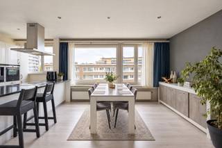 Appartement met 2 slaapkamers en terras, gelegen op de 4e verdieping van een gebouw met lift aan de Pastoor Bauwenslaan in Wilrijk. In de residentiële wijk Valaar, gelegen en op wandelafstand van winkels, belangrijke verbindingswegen, scholen, 'Valaarpark,...<br /><br /><strong>INDELING<br /></strong>We komen binnen in de inkomhal, via welke we alle ruimtes kunnen bereiken. Aan de straatzijde bevindt zich de lichte leefruimte met open keuken. De keuken is voorzien van een schiereiland met zitplaatsen en uitgerust met een granieten werkblad, keramisch kookvuur, dampkap, microgolfoven, oven, koffiemachine en vaatwasser.
<p>De twee slaapkamers liggen aan de rustige achterzijde van het appartement. Via de grote slaapkamer bereiken we het terras met uitzicht naar de stad Antwerpen. In de badkamer vinden we een lavabo en een inloopdouche met regendouche. Daarnaast treffen we hier de condensatieketel en aansluiting voor wasmachine en droogkast.<br /><br /><strong>BIJZONDERHEDEN</strong><span><br /></span>Het schrijnwerk is PVC met dubbele beglazing.<br />CV dmv. condensatieketel op gas.<br />Het appartement is momenteel verhuurd met een mooi rendement. <br />VK: ca. € 145/mnd: voorschot water, syndicus, reservefonds, onderhoud gemene delen, onderhoud lift, minuterie.</p>
Attesten en grondplan: www.immopoint.be