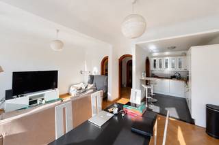<p><strong>Sint-Gillis, nabij het Stefaniaplein en de prestigieuze Louizalaan, vlot bereikbaar met het openbaar vervoer en dicht bij winkels, mooi appartement van ±91 m² gelegen op de 4de verdieping bestaande uit een inkomhal, een ruime woonkamer van ±27,5 m² met volledig uitgeruste open keuken (oven, kookplaat, dampkap, koelkast/diepvries, vaatwasser), een wasruimte, een badkamer (ligbad, toilet, dubbele wastafel), een slaapkamer van ±9 m², een slaapkamer van ±11,5 m². Kelder aanwezig. Voorziening voor lasten van 190€/maand (warm water – verwarming – gemeenschappelijke kosten). EPC-score: E-. Beschikbaar vanaf 01/12/2026. Oppervlaktes indicatief.</strong></p>
<p><u>Op de 4<sup>e</sup> verdieping</u>:</p>
<ul>
<li>Entree</li>
<li>Woonkamer van ±27,5 m² (5,7 x 4,8)</li>
<li>Volledig ingerichte keuken (oven, kookplaten, afzuigkap, koelkast/vriezer, vaatwasser)</li>
<li>Wasruimte met aansluiting voor wasmachine</li>
<li>Slaapkamer van ±9 m² (2,6 x 3,3)</li>
<li>Slaapkamer van ±11,5 m² (2,8 x 4)</li>
<li>Badkamer (bad/douche, toilet, dubbele wastafels)</li>
</ul>
<p></p>
<p>Kelder</p>