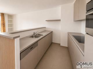 Ontdek dit recent appartement (bouwjaar ca. 2014) dat modern wooncomfort combineert met een praktische indeling en een uitstekende afwerking. De lichtrijke leefruimte met open keuken vormt het hart van de woning en biedt een aangename leefomgeving. Verder beschikt het appartement over twee volwaardige slaapkamers, een badkamer, een praktische wasplaats en maar liefst twee terrassen waar u in alle rust kunt genieten.
Extra troeven zijn de ondergrondse parkeerplaats (verplicht mee aan te kopen aan €20.000) en de private kelderberging, die zorgen voor extra comfort en bergruimte. Dankzij de recente bouw geniet u bovendien van een energiezuinige woning, hedendaagse technieken en beperkte onderhoudskosten.
Een ideale opportuniteit voor zowel eigen bewoning als investering!