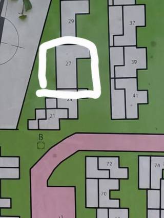 Gezellige vakantiebungalow met 2 slaapkamers en private parking bouwjaar2003 gelegen in rustig vakantiepark De Grote Zeemeeuwen te Koksijde, op 1km van Oostduinkerke als Koksijde dorp en 3 km van Koksijde Bad, vlakbij Doornpanne (duinen) op 700m van winkels, zwembad, tennis, padel ook paardenmanege in de buurt. De woning bestaat uit inkomhal met toilet, berging, grote leefruimte met open ingerichte keuken 2 slaapkamers, badkamer met douche en lavabo, veranda met schuifwanden van 5.50mX3m, afgesloten gezellige tuin met hot tub (jacuzzi) en 2 tuinbergingen 23 zonnepanelen. Beperkte syndickost, ideaal als 2de woonst of om te verhuren.