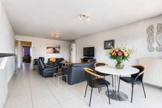 <strong>Zeebrugge: Instapklaar 2-slaapkamerappartement te koop met ruim terras in Zeebrugge Bad.</strong>
<p>Dit verzorgd en instapklaar appartement is gelegen in de Mercatorstraat 3 te Zeebrugge vlakbij het strand. De grote troef van dit appartement is het ruime en zonnige terras aan de achterzijde. Dankzij de praktische indeling en de instapklare staat is dit appartement geschikt als vaste woonst, tweede verblijf of investering aan de kust.<br /><br /><strong>Indeling:</strong><br />Inkomhal, apart toilet, lichtrijke leefruimte, ruim en zonnig terras, volledig ingerichte open keuken, berging, 2 volwaardige slaapkamers, badkamer met ligbad en douche, kelderberging.</p>
<strong>Troeven:</strong>
<ul><li>Instapklaar appartement.</li><li>Centrale ligging op 3 min wandelen van het strand, op 10 min rijden van Knokke-Heist.</li><li>Ruim zonnig terras aan de achterzijde.</li><li>Ideaal als woonst, tweede verblijf of investering.</li></ul>
Meer informatie? Contacteer Ayita op 0496 13 43 12 of via ayita@eraservimo.be