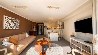 Gelegen op een centrale en gegeerde ligging in de gouden shopping driehoek en op wandelafstand van het strand ligt dit gezellig appartement op de derde verdieping. Van hieruit heb je een fantastisch zicht over de Dumortierlaan tot het Driehoeksplein.<br /><br />De ruime leefruimte, eethoek, waarvan de tafel uitbreidbaar is tot zeven personen, en volledig ingerichte open keuken vloeien in elkaar over. Naast deze zijn ook de twee slaapkamers voorzien van hoogwaardige Bolon BKB vloerbekleding. De hall heeft een ruime ingemaakte vestiairekast. Het appartement telt twee volledige slaapkamers met elk een aansluitende douche/badkamer voorzien van Gröhe kranen. Beide rustig gelegen slaapkamers geven uit op een zonnig terras. Er zijn twee wc's aanwezig. Er is een privatieve kelder dat eveneens met de lift bereikbaar is. Ideaal als vaste woonst, tweede verblijf of investering in het centrum van Knokke met EPC A-label.<br /><br />De algemene voorwaarden van Dewaele DIY kunt u steeds raadplegen via dewaele.com.<br /><br />Bestuursmaatregelen in het maatregelenregister: in aanvraag