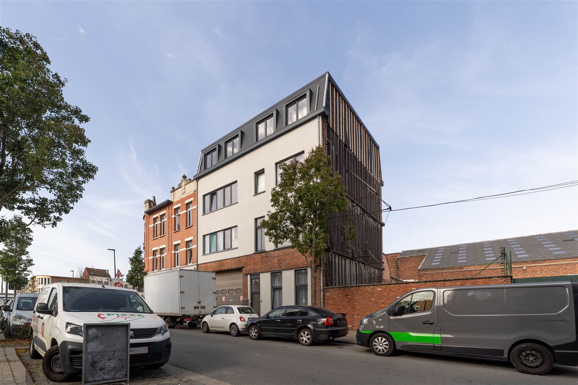 Vergund opbrengsteigendom met 6 appartementen en garage - foto 1