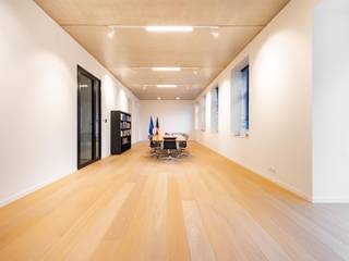 <p>Gelegen op 'Het Zuid': kantoorruimte in een modern en duurzaam gebouw, op de eerste verdieping van 161 m² met hoge plafonds, kwalitatieve afwerking en een ruim overdekt terras.<br /><br />De ruimte omvat één grote polyvalente zaal, uitgerust met airco, met mogelijkheid om extra kantoorwanden te plaatsen, een volledig geïnstalleerde open keuken, twee afzonderlijke kantoorruimtes met directe toegang tot het terras en twee badkamers met toilet en douche. Daarnaast is er optioneel gebruik van een extra vergader- of seminarieruimte in het gebouw op basis van een tarievenlijst. De gemeenschappelijke tuin van 141 m² is toegankelijk voor mede-gebruik. Gedeeld gebruik van het onthaal op het gelijkvloers, met de mogelijkheid om een eigen onthaalbediende in te zetten, beroep te doen op de huidige onthaalmedewerkers, of een aparte balie te voorzien.<br /><br />Andere: vloerverwarming, domoticasysteem, werk-woon inrichting mogelijk. De maandelijkse kosten bedragen €220. Individuele kosten te betalen door huurder met abonnementen op naam van de verhuurder. Mogelijkheid tot huren parkeerplaats aan €175/maand. All-in pakket met BTW mogelijk. <br /><br />Het gelijkvloers huisvest een internationaal advocatenkantoor; voorkeur gaat uit naar advocaten, accountants, consultants of notarissen. Op korte afstand van het Justitiepaleis. Zeer goed bereikbaar via Ring en Singel, met voldoende parkeermogelijkheden en nabij openbaar vervoer.<br /><br />Voor meer informatie: +32 (0) 3 647 30 72.</p>