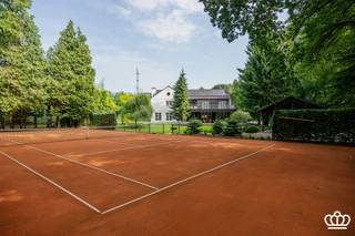 Deze villa combineert een verfijnde Long Island-exterieurstijl met een warme, landelijke inrichting en biedt een ruim wooncomfort, afgewerkt...