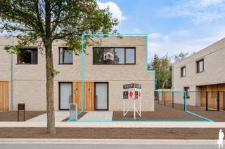 <p><strong>Open huis op 10/10/2026 van 11u tot 13u op afspraak <br />Energiezuinige BEN-nieuwbouwwoning met 3 slaapkamers, staanplaats en zonnige tuin</strong></p>
<p>Deze kwalitatieve <strong>BEN-nieuwbouwwoning</strong> combineert hedendaags wooncomfort met een energiezuinige afwerking en een doordachte indeling. Dankzij de <strong>open leefruimte</strong>, <strong>drie volwaardige slaapkamers</strong>, een <strong>volledig omheinde tuin</strong> en de nieuwste duurzame technieken geniet deze woning van alle comfort voor vandaag én morgen.</p>
<p><strong>Gelijkvloerse verdieping<br /></strong>- <strong>Inkomhal</strong> met apart gastentoilet<br />- <strong>Praktische berging<br /></strong>- <strong>Moderne open keuken</strong> die naadloos aansluit op de eetkamer en de lichtrijke leefruimte<br />- <strong>Ruime leefruimte</strong> met directe toegang tot het terras en de tuin</p>
<p><strong>Eerste verdieping<br /></strong>- <strong>Nachthal<br /></strong>-<strong> Drie volwaardige slaapkamers<br /></strong>-<strong> Badkamer</strong> voorzien van bad, douche, dubbele lavabo en toilet</p>
<p><strong>Tuin en buitenruimte<br /></strong>- <strong>Volledig omheinde tuin</strong> met aangelegd terras<br />- <strong>Voorziening voor een robotmaaier<br /></strong>- <strong>Eigen parkeerplaats<br /></strong>- <strong>Praktische tuinberging</strong>, ideaal voor fietsen en vuilniscontainers</p>
<p><strong>Bijzonderheden<br /></strong>-<strong> BEN-woning</strong> met een <strong>E-peil lager dan 20<br /></strong>- <strong>Energiezuinig</strong> en <strong>toekomstgericht wonen<br /></strong>- <strong>Lichtrijke leefruimte</strong> met open keuken<br />- <strong>Drie volwaardige slaapkamers<br /></strong>- <strong>Volledig omheinde tuin<br /></strong>- <strong>Eigen parkeerplaats</strong> en praktische <strong>berging<br /></strong>- <strong>Vloerverwarming</strong> in combinatie met een <strong>warmtepomp<br /></strong>- <strong>Zonnepanelen<br /></strong>- <strong>Ventilatiesysteem D</strong> met warmterecuperatie</p>
<p><strong>Ligging<br /></strong>Gelegen op een rustige locatie met een vlotte verbinding naar winkels, scholen, openbaar vervoer en belangrijke invalswegen. Bovendien bevindt de woning zich <strong>op korte afstand van de Nederlandse grens</strong> en <strong>nabij de autosnelweg</strong>, waardoor zowel Antwerpen als Breda en de omliggende gemeenten vlot bereikbaar zijn. Een ideale uitvalsbasis voor wie comfortabel en energiezuinig wil wonen in een aangename woonomgeving.</p>
<p><strong>Een instapklare BEN-nieuwbouwwoning waar duurzaamheid, comfort en een kwalitatieve afwerking perfect samenkomen. De ideale keuze voor wie zorgeloos wil genieten van een energiezuinige thuis.</strong></p>
<p></p>