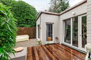 <strong>Gelijkvloers appartement met onderhoudsvriendelijke tuin/terras in het centrum van Kontich</strong><br /><br /><strong>Algemeen:</strong><br />- Renovatie uitgevoerd in 2003-2012<br />- Bewoonbare oppervlakte: ca. 100 m²<br />- Zeer karaktervol appartement<br />- Grote leefruimte met ingemaakte kasten<br />- Zithoek met zicht op de tuin<br />- Deels geïnstalleerde keuken <br />- 2 slaapkamers of 1 slaapkamer en bureau<br />- Badkamer met inloopdouche<br />- Onderhoudsvriendelijke OOST tuin en terras met groenzicht<br />- Volledige privacy<br />- Oprit met parkeerplaats<br />- Woning is momenteel verhuurd<br /><br /><strong>Onmiddellijke omgeving:</strong><br />- Pal in het centrum van Kontich met scholen, parken, winkels en openbaar vervoer op fiets- en wandelafstand<br />- Zeer vlotte bereikbaarheid naar Antwerpen en Brussel (E19 en trein)<br /><br /><strong>Technische kenmerken:</strong><br />- CV gas (2022)<br />- Degelijke basisconstructie<br /><br /><strong>Indeling:</strong><br /><span>Gelijkvloerse verdieping (ca. 100 m²)</span><br />- Inkomhal met toilet<br />- Sas met ingemaakte vestiairekast<br />- Ruime slaapkamer<br />- Aparte bureauruimte/slaapkamer<br />- Leefruimte met aparte tv hoek<br />- Gesloten keuken met zicht op tuin<br />- Badkamer met inloopdouche<br />- Onderhoudsvriendelijke oost tuin met terras<br /><br /><strong>Virtuele rondleiding: </strong>https://youtube.com/shorts/jTpcg30iOyc<br /><br />Stedenbouwkundige inlichtingen in aanvraag.<br />Voor meer informatie kan u terecht op www.deboerenpartners.be.