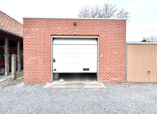 Zeer ruime en goed onderhouden degelijke woning, toegankelijk via De Biest, Schapersdreef (achterkant) en met 1 gevel richting Henri Lebbestraat. Met zijn 212 m² bewoonbare/ bruikbare vloeroppervlakte is vormt dit een zeer ruime woning; Locatie met uitstekende verbindingen naar autostrades, openbaar vervoer, winkels en dichtbij alles wat men nodig heeft en op 1.4 km van het centrum van de stad; Indeling: 2 Grote polyvalente voorplaatsen; woonkamer met plaats voor salon en eetkamer; Keuken met alle comfort (dubbele gootsteen, vaatwas, elektrische kookplaat, afzuigkap, veel kastruimte en eethoek); Wasplaats; Apart toilet; Badkamer met douche en wastafel; slaapkamer/ bureau; Ruime droge kelder waar o.a. de verwarmingsketel zich bevindt; Centrale verwarming (Viessmann) op stookolie in zeer goede staat; woning in betonnen gewelven; Veranda; Traphal naar eerste verdieping waar drie volwaardige kamers zijn; Vaste trap naar ruime zolder met mogelijkheid tot extra kamer(s); Grotendeels dubbele beglazing in hardhout met rolluiken (behalve gevelraam en deur); Buitenomgeving: gemetste (aangebouwde) buitenberging; Terras en verzorgde aangelegde tuin; Epc 410 kWh/m²jaar label E (net geen D); Achtergelegen gemetst magazijn dd. 1971 van 52,30 m² met geautomatiseerde sectionale poort en plat dak met lichtkoepel (vernieuwd in 2022 en geïsoleerd langs binnen), vloeren in betontegels, Elektriciteit voorzien; Regenwater; Uitweg achteraan via de Schapersdreef aan de Biest; Naast het magazijn is ook nog een apart pad langs waar men direct van/naar de tuin kan en dat afgesloten is met een poortje; EPC 410 (vraag meer info ivm mogelijke stappen om eenvoudig en direct vrijstelling van renovatieplicht te bekomen) Beschikbaarheid: bij akte na betaling; Info en bezoek: julie@elet.immo of 0479 635 685;