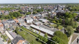 <strong>Vlakbij centrum Mol én toch uiterst rustige ligging met diepe natuurtuin die uitgeeft op de Molse Nete. Alle voorzieningen en invalswegen zijn bij de hand. Dineren in hartje Mol, sporten in Sportpark Den Uyt, in het weekend groenten of brocante halen op de Molse Zondagmarkt en daarna ontspannen wandelen in de natuur ten zuiden het centrum of daarbuiten (o.a. Natuurreservaat De Maat, Belse Bossen, Molderbroek zijn op fietsafstand).<br /><br /></strong><strong>De woning van rond de jaren '20 werd grondig gerenoveerd in 2000 (keuken in 2014 en CV-ketel in 2016). Zij is o.a. voorzien van dubbel glas, recente gasketel (Weishaupt), legio slaapkamers (thans 3, potentieel 5 of meer), ruime badkamer, apart kantoor, lichtrijke leefkamer en keuken en bijkomend een geheel gelijkvloers, polyvalent verdiep dat legio mogelijkheden biedt (o.a. (kangoeroe)wonen, vrij beroep, winkel, horeca). Ook deze ruimtes (met achterliggende werk-/keuken- en bergruimten) zijn erg praktisch en genieten van direct natuurlijk daglicht en verzicht op de tuin.<br /><br />De woning van maar liefst 325m² bewoonbare opp. (excl. kelder) ademt moderniteit, klasse en authenticiteit. De diepe, zuidgeörienteerde tuin is dé troef en biedt een zeldzame mate van rust te midden de bruisende stadsomgeving. De instapklare woning beschikt over een label D (EPC-score 308 kWh/m²/jaar). Eenvoudig tot C-label te brengen. Gevelreiniging: offerte op aanvraag.<br /><br /></strong><span>Woonverdiepen (verd. 1, 2 &amp; 3) - Inkomhal, leefkeuken &amp; woon- en slaapvertrekken</span>:<br />De gelijkvloerse inkomhal biedt aparte toegang tot de hoger gelegen woonvertrekken. De woonkamer is open van opzet, erg lichtrijk en bewust verbonden met de leefkeuken (tuinkant) en de kantoorruimte vooraan. De luxekeuken is voorzien van een ruim werkblad en alle nodige kwaliteitstoestellen: ovens (AEG &amp; Bosch), inductiekookplaat, friteuse, grill (Siemens), kraanwerk (Franke), vaatwasser, ijskast, diepvries en legio kastruimte.<br /><br />De eethoek, dienst doende als centrale schakel tussen keuken en zithoek, ontvangt veel rechtstreeks daglicht via de brede, hoge raampartijen die uitgeven op de tuin en het gezellige zonnenterras (toegang via eetplaats).<br /><br />Op deze verdieping bevindt zich verder een ruime kantoorruimte (ook geschikt als slaapkamer) met benevens een volledig uitgeruste badkamer die voorzien is van een ruime wastafel met inbouwkasten, een douche en ligbad. Naast de badkamer is een aparte toiletruimte voorzien.<br /><br />Op de 2e verdieping bevinden zich 3 kamers, waarvan 2 ruime slaapkamers (één ervan doet thans dienst als dressing) en 1 technische ruimte (eveneens: was- en strijkplaats).<br /><br />Op de 3e verdieping, bereikbaar middels vaste trap in vide, is een gezellige, kleinere, extra slaapkamer voorzien met plafond tot in de nok.<br /><br /><span>Gelijkvloerse verdieping - leisure, hobby &amp; opslag (kelder) of wonen / werken</span>:<br />De omvangrijke gelijkvloerse verdieping, met afzonderlijke toegang in hal, werd eertijds uitgebaat door de bewoners als bloemenzaak. Dit deel is echter eenvoudig om te vormen tot extra woongelegenheid (o.a. ruime kangoeroewoning met mogelijkheid tot 2 slaapkamers). Deze ruimten zijn verder polyvalent inzetbaar, bv. voor de vrije beroeper of investerdeer (eigen gebruik of verhuur aan horeca, apotheek, etc.).<br /><br />Er is een ruime kelder aanwezig.<br /><br /><span>Buitengebeuren - Tuin<br /></span>Er is een riante (diepe), zuidgeörienteerde tuin. Deze is volledig omheind en geeft uit op de achterliggende Molse Nete. De natuurtuin is momenteel onaangelegd (grassen met rondom haag en bomen), maar biedt veel potentieel (natuurtuin, aanleg).<br /><br />OFFERTE GEVELREINIGING - info op aanvraag