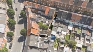 Dit veelzijdige pand is gelegen aan de Frans van Ryhovelaan in Gent, een vlot bereikbare locatie met een uitstekende verbinding naar het stadscentrum, de R40 en de belangrijkste invalswegen.<br />Dankzij de centrale ligging bevinden winkels, scholen, openbaar vervoer en diverse horecazaken zich op wandel- en fietsafstand. De combinatie van wonen en ondernemen op één locatie maakt dit pand bijzonder interessant voor zelfstandigen, vrije beroepen of investeerders.<br /><br />De indeling gaat als volgt:<br />Bij het betreden van het pand komt u terecht in de ruime handelsruimte op het gelijkvloers, die tal van mogelijkheden biedt voor commerciële activiteiten, een praktijkruimte of kantoor. Dankzij de zichtbare ligging geniet deze ruimte van een uitstekende bereikbaarheid en commerciële uitstraling.<br />De woongelegenheid beschikt over een aangename leefruimte met voldoende lichtinval en een praktische indeling. Verder is er een functionele keuken die aansluit op de verschillende leefruimtes.<br />Op de verdiepingen bevinden zich twee volwaardige slaapkamers en een badkamer, waardoor het pand alle nodige comfort biedt voor een gezin, koppel of combinatie van wonen en werken.<br />Een extra troef is de garage achteraan het perceel, die zorgt voor een veilige parkeerplaats of bijkomende opslagruimte. Dit is een bijzonder waardevolle meerwaarde binnen de stedelijke omgeving van Gent.<br />Dit pand biedt een unieke opportuniteit voor wie op zoek is naar een combinatie van wonen en ondernemen op een strategische locatie.<br /><br /><strong>Absolute pluspunten</strong><br />+ Wonen en handel gecombineerd<br />+ Strategische locatie<br />+ Vlotte bereikbaarheid<br />+ Garage<br /><br />Voor meer informatie of een bezoekmoment: contacteer Abdil op: abdil@oko.immo of 0484 14 96 86